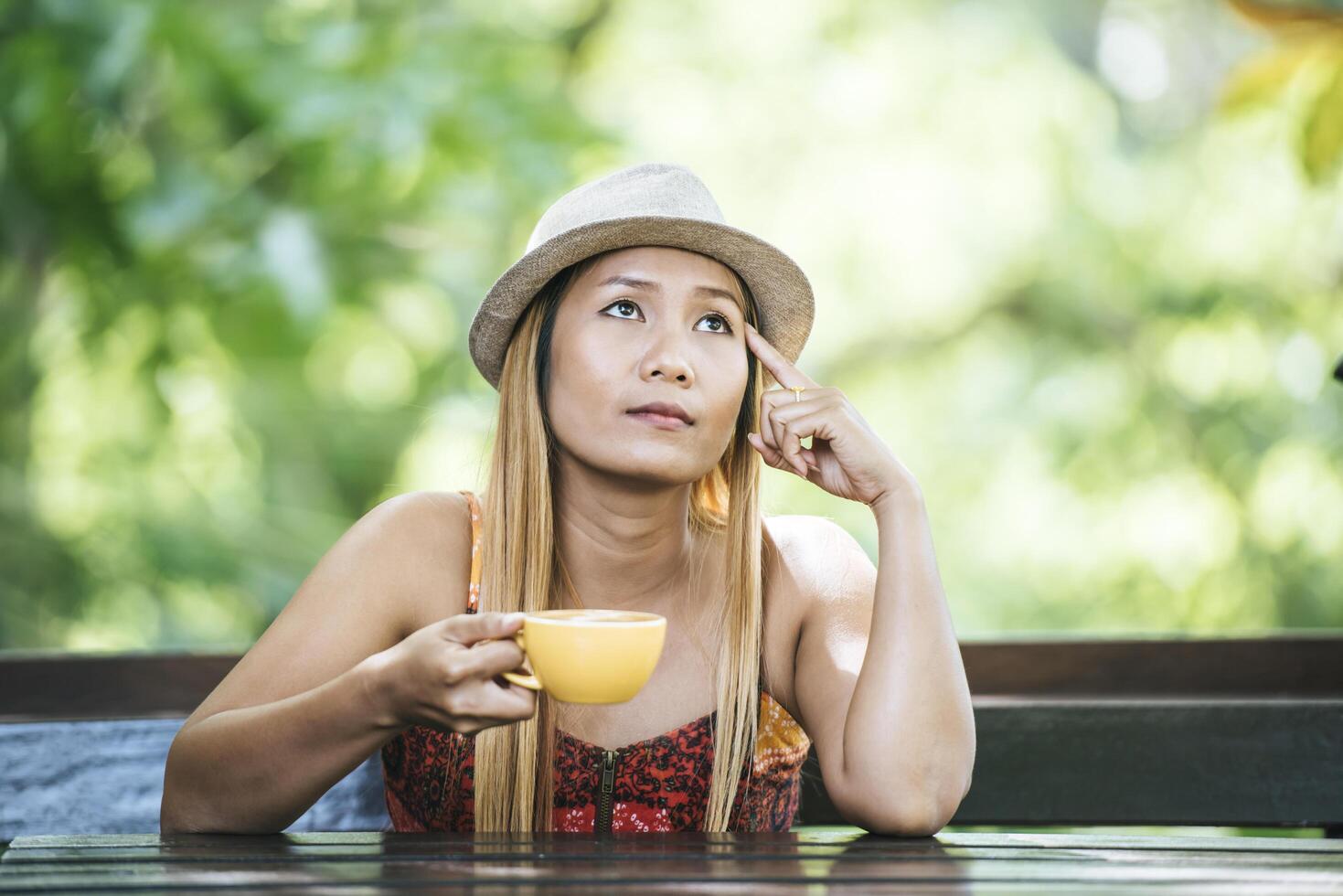 giovane donna felice con caffè latte al mattino? foto