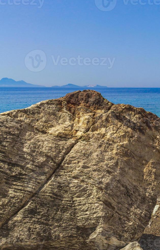 grande roccia nei paesaggi costieri naturali sull'isola di kos in grecia. foto