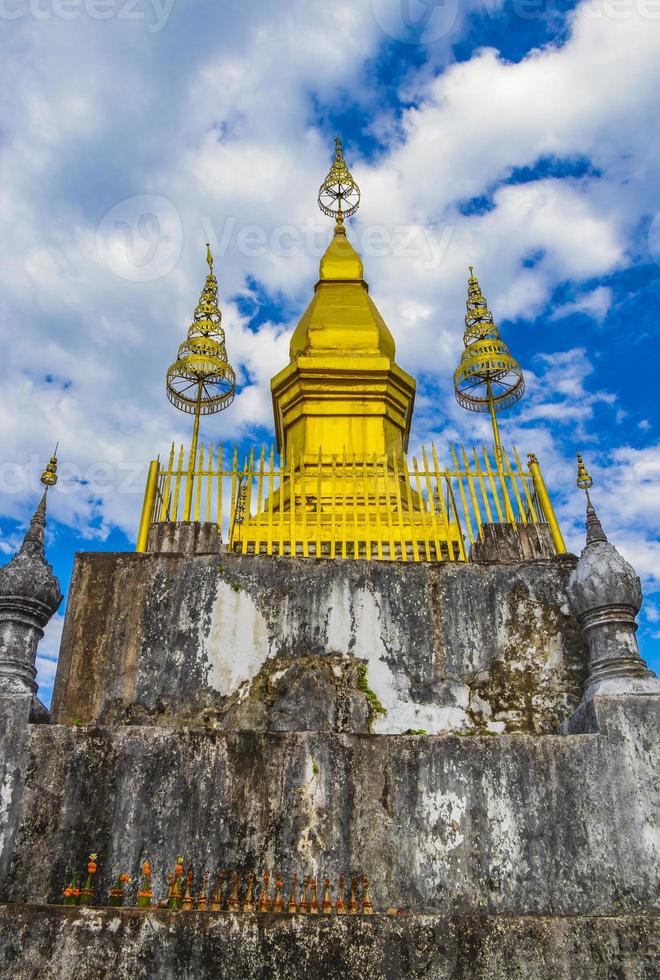 phousi hill e wat chom si stupa luang prabang laos. foto