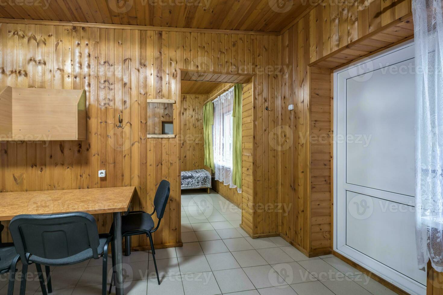 tavolo con sedie e divano nel Ingresso sala di stanza degli ospiti nel di legno nazione eco Casa foto