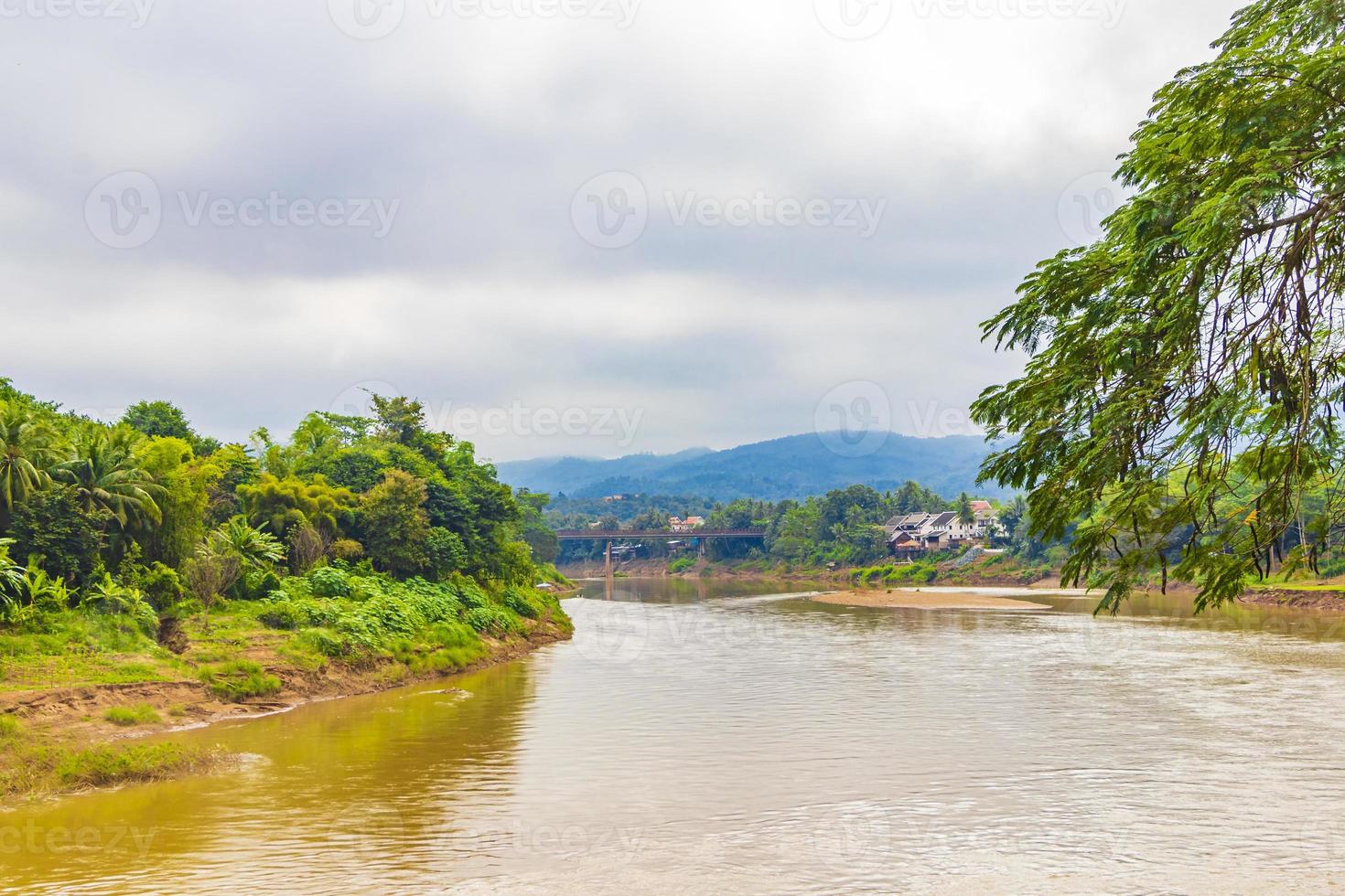 città di luang prabang in laos panorama del paesaggio con il fiume mekong. foto