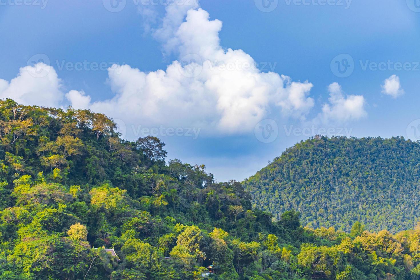 città di luang prabang in laos panorama del paesaggio con catena montuosa. foto