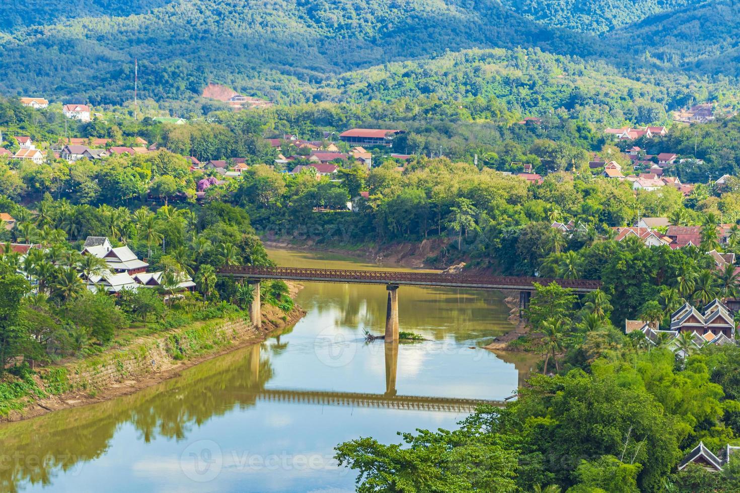 città di luang prabang in laos panorama del paesaggio con il fiume mekong. foto