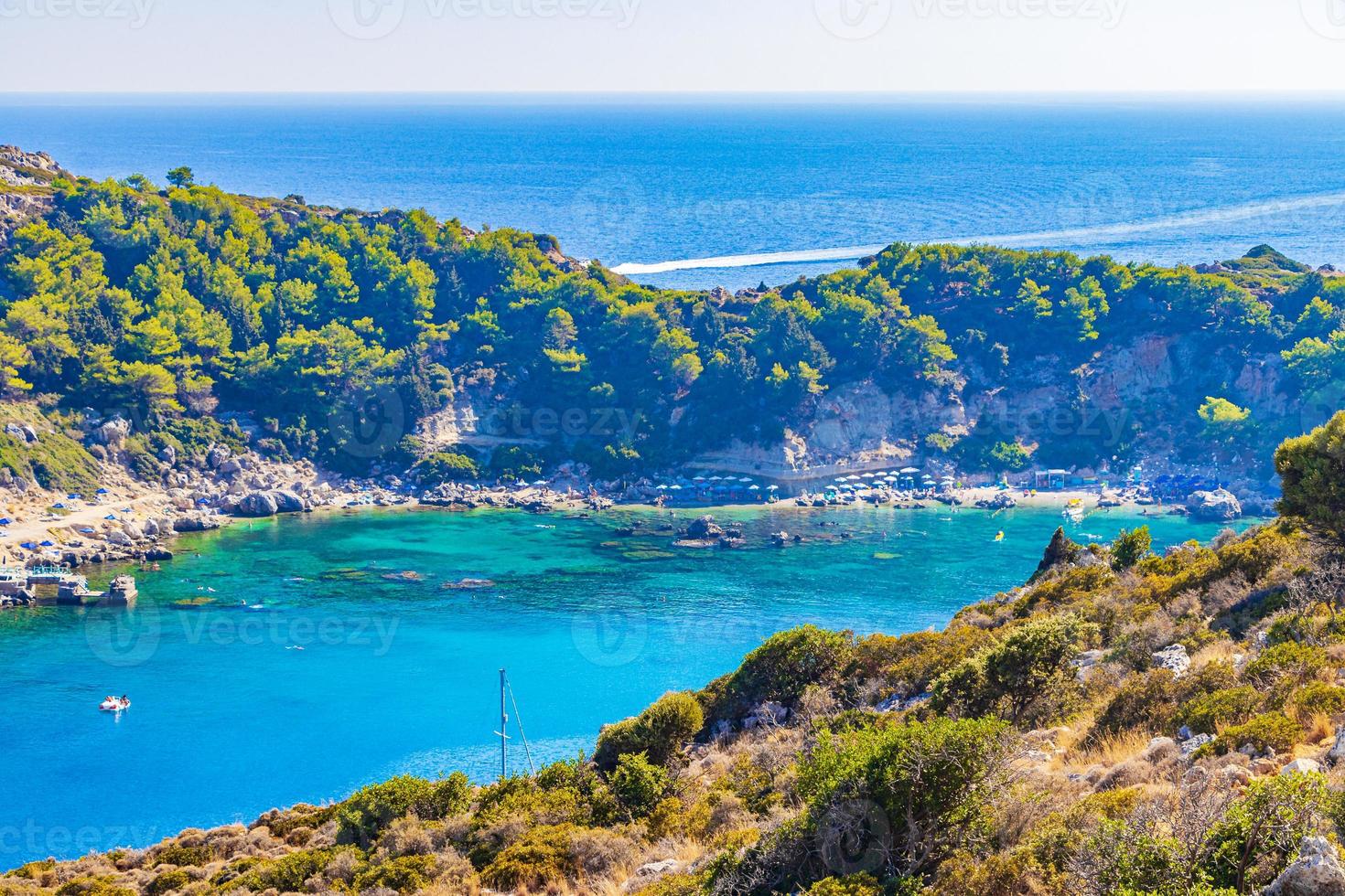 anthony quinn bay con acque turchesi faliraki rhodes grecia. foto