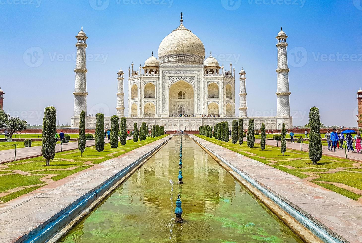 panorama del taj mahal in agra india con incredibili giardini simmetrici. foto