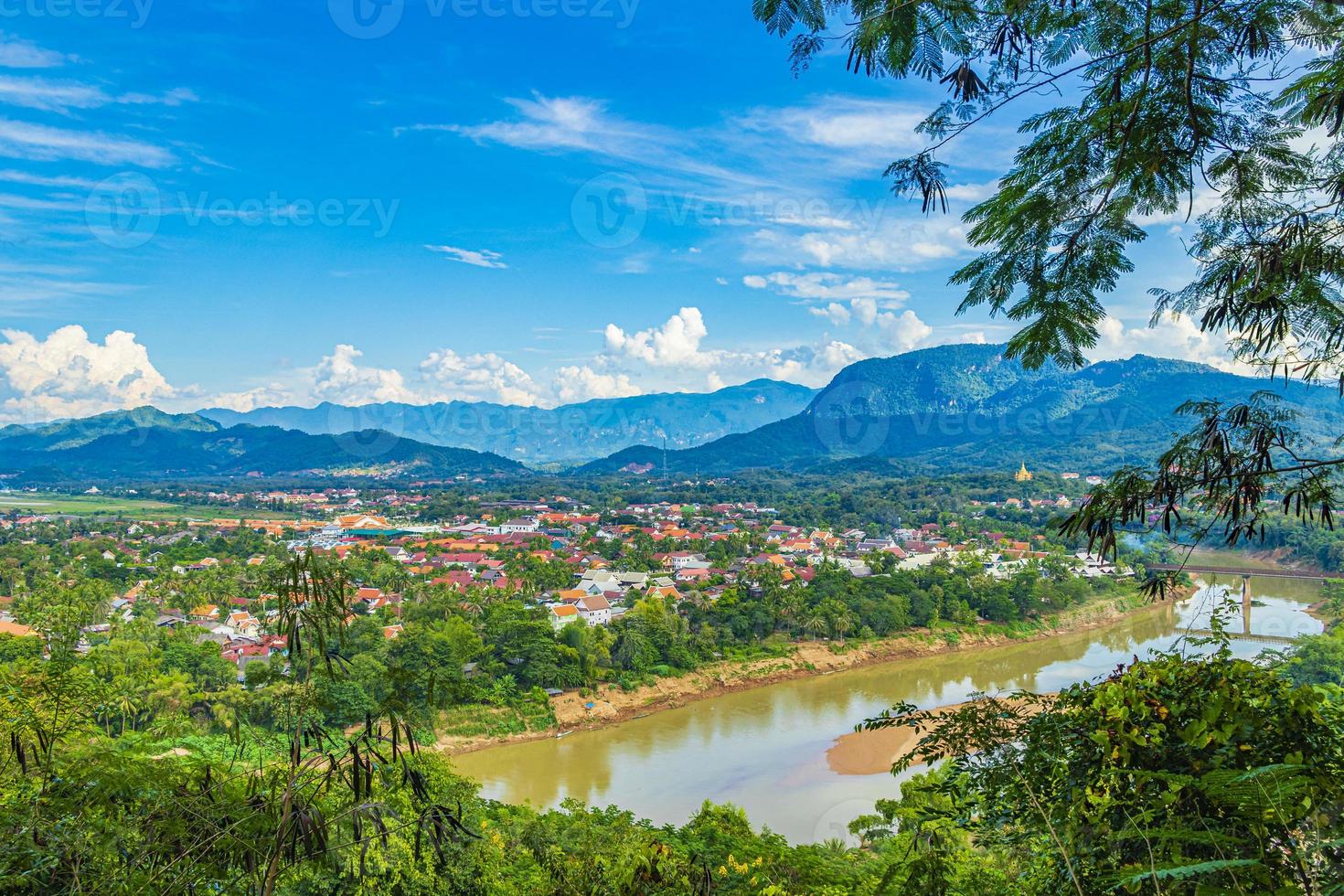 città di luang prabang in laos panorama del paesaggio con il fiume mekong. foto