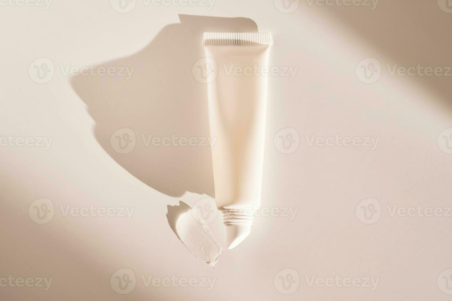 igienico idratante labbro balsamo nel un' tubo su un' bianca sfondo. foto