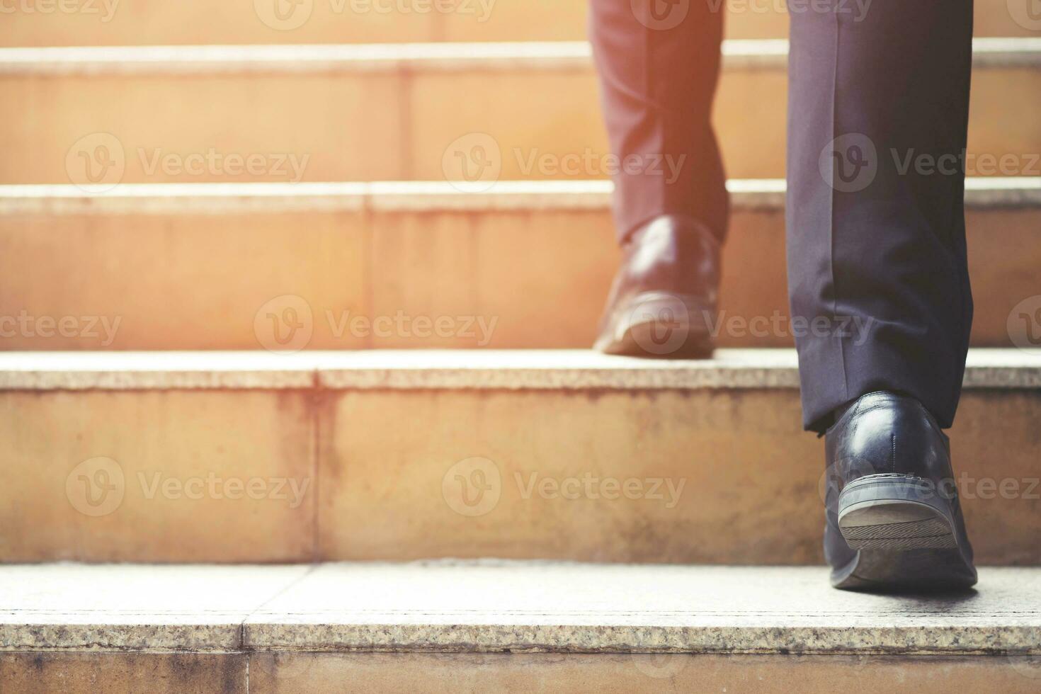 uomo d'affari moderno che lavora le gambe ravvicinate che salgono le scale nella città moderna. nell'ora di punta per lavorare in ufficio in fretta. durante la prima mattina di lavoro. scala. focalizzazione morbida. foto