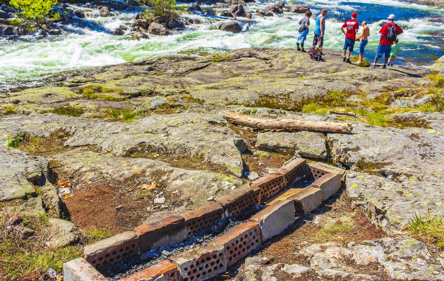 Viken, Norvegia 2016- turisti escursionisti presso il fiume e il caminetto vicino a rjukandefossen in hemsedal norvegia foto