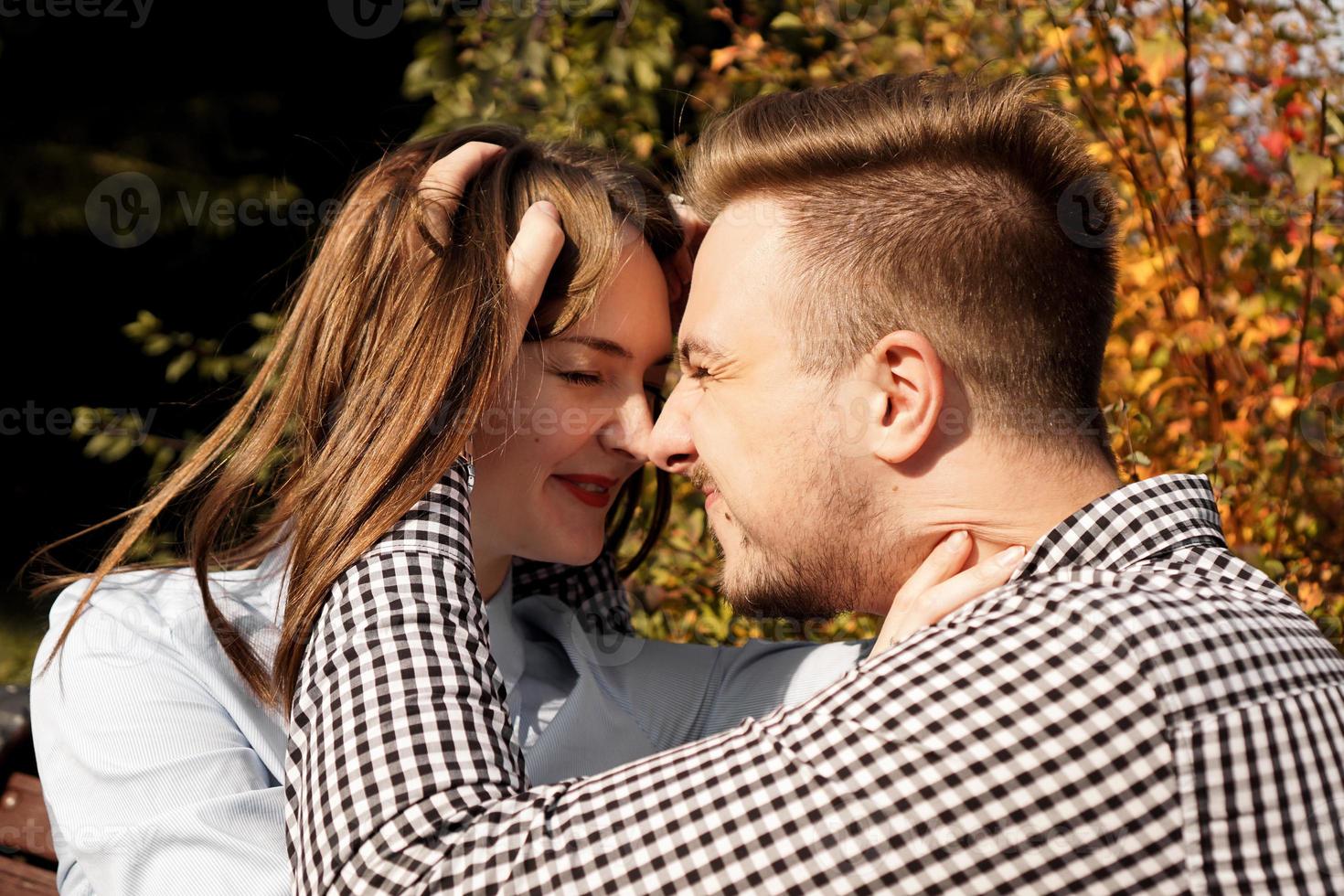 coppia romantica nel parco autunnale - concetto di amore, relazione e appuntamenti foto