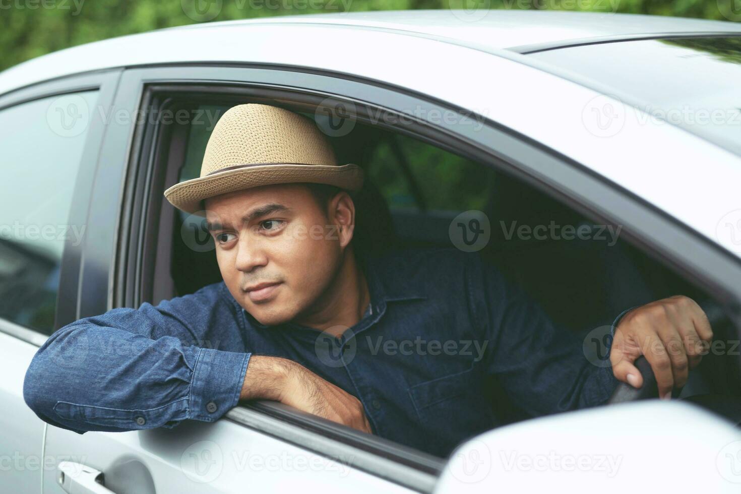 primo piano del volante della stretta della mano giovane uomo alla guida di un'auto che guida sulla strada. viaggio dell'autista di viaggio. foto