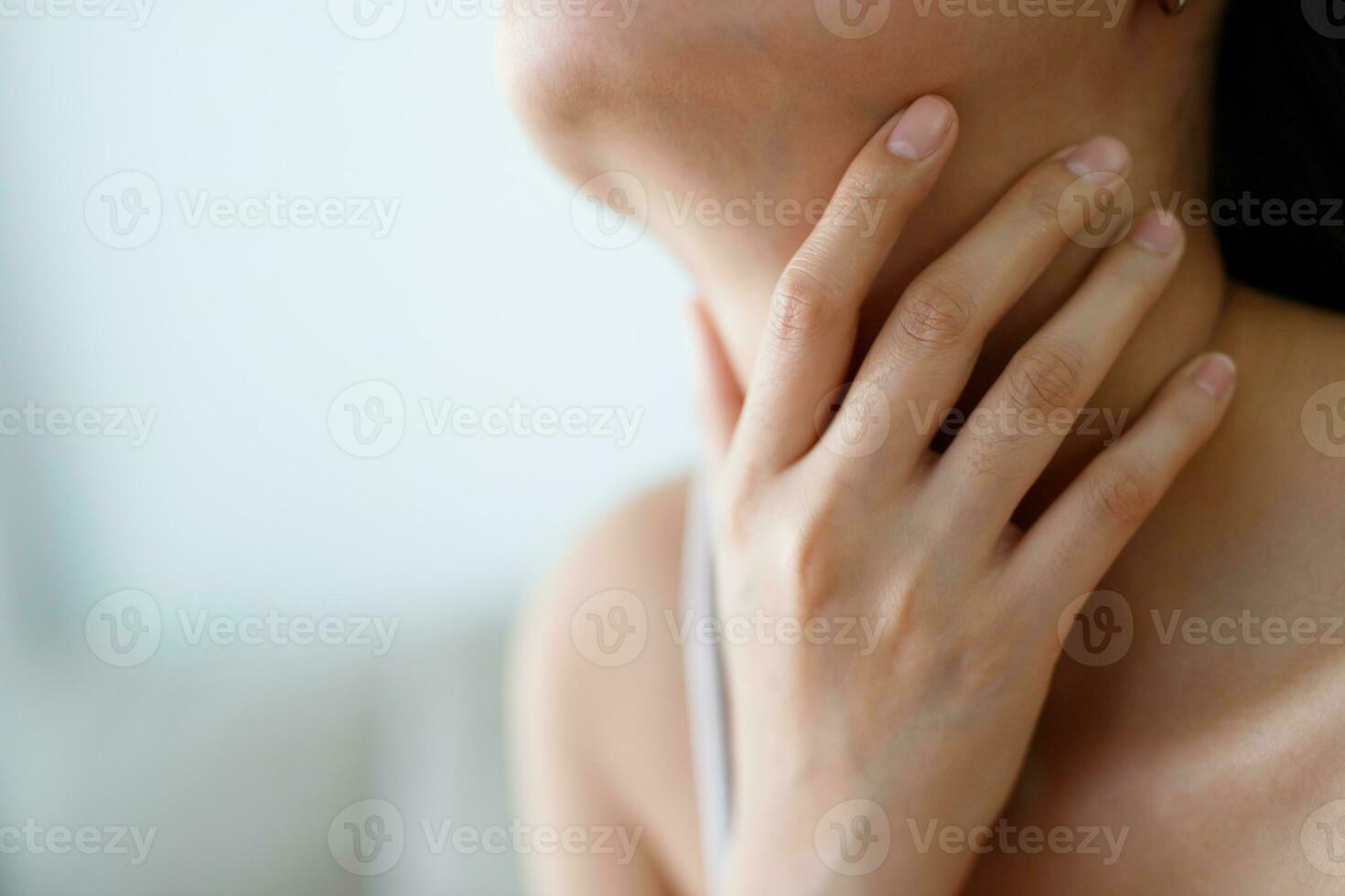 un' donna ha un' dolorante gola a partire dal il influenza e covid19. foto