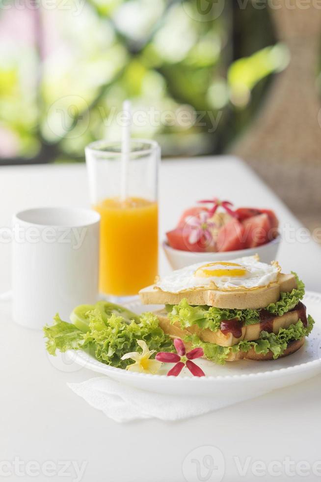 set colazione con panino all'uovo e macedonia di frutta foto