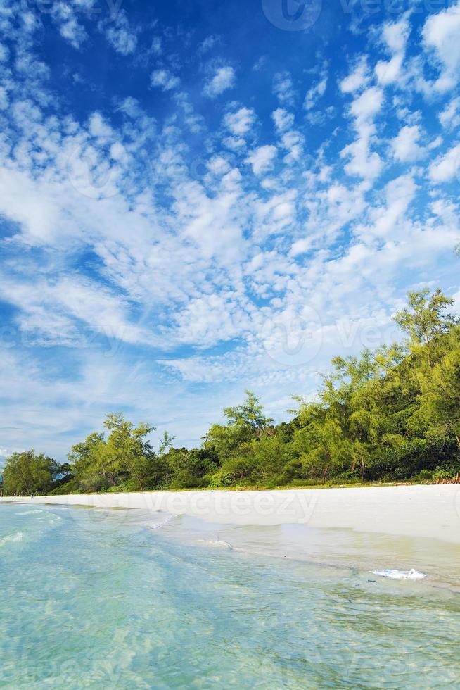 lunga spiaggia sull'isola di koh rong cambogia foto