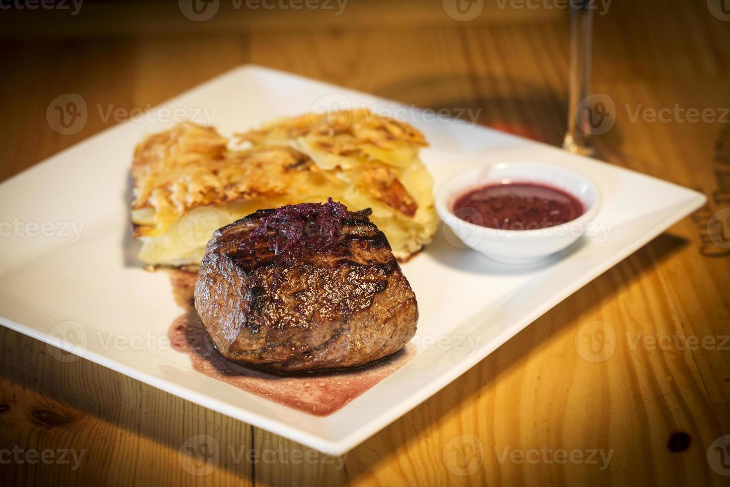 bistecca alla griglia con patate cipolla e formaggio al forno foto