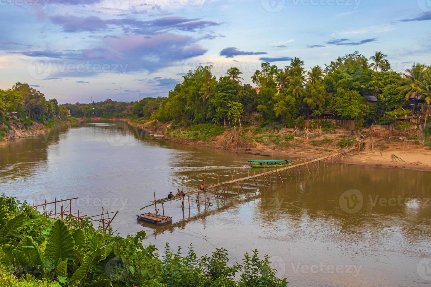 costruzione del ponte di bambù sul fiume mekong luang prabang laos. foto