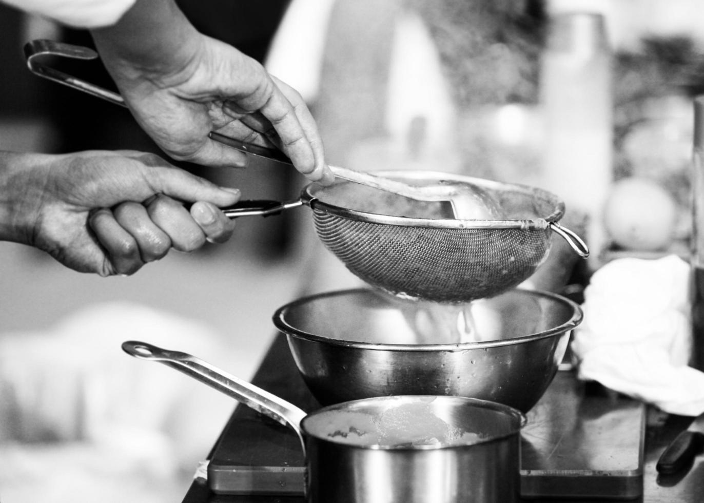 chef che cucina in una cucina, chef al lavoro, bianco e nero foto