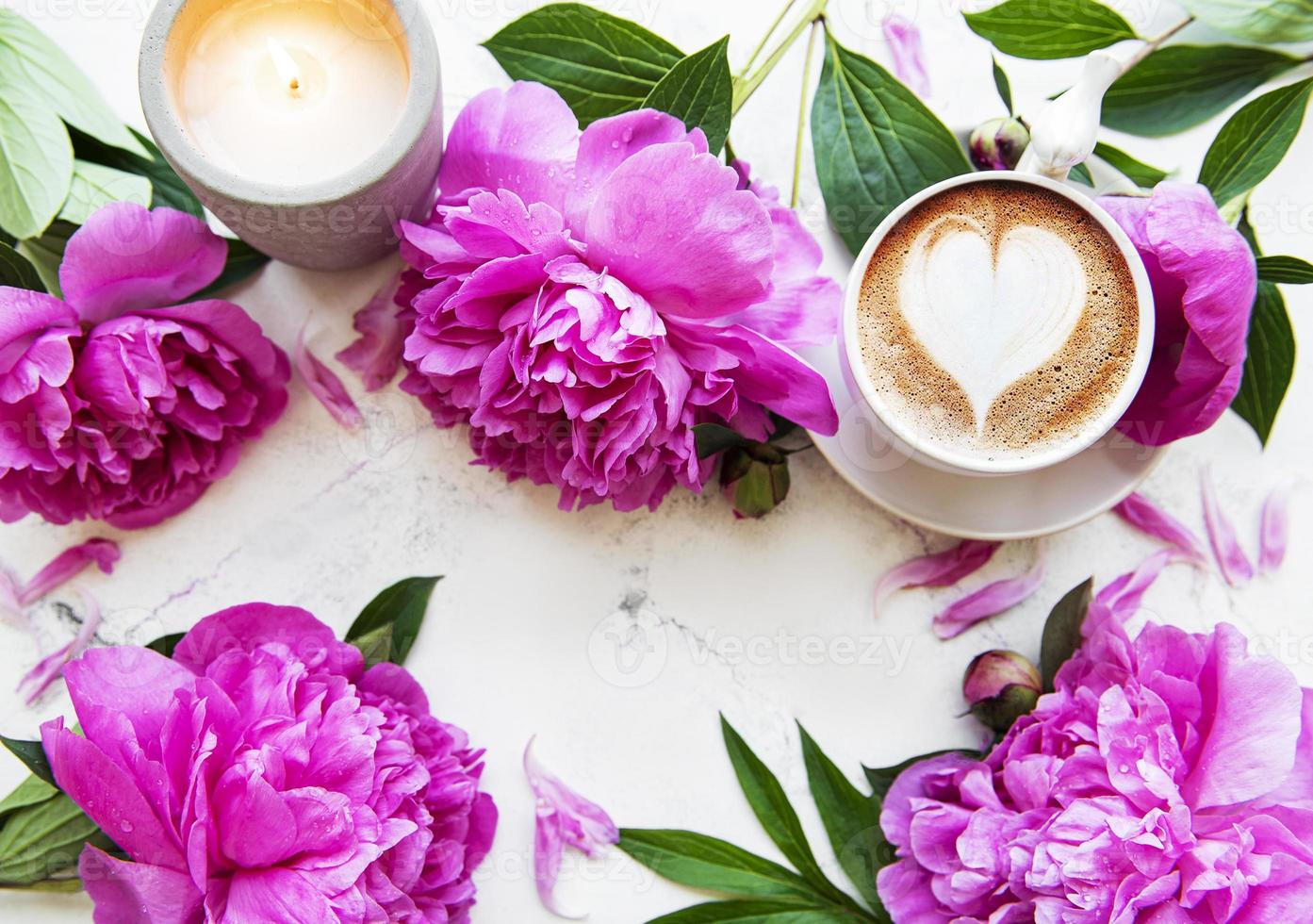 fiori di peonia rosa e tazza di caffè foto