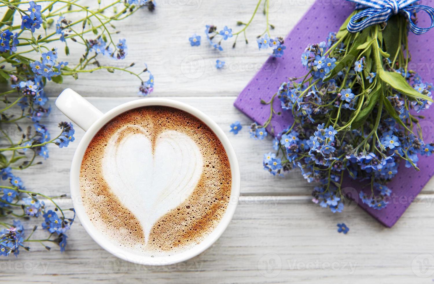 fiori del nontiscordardime, caffè e taccuino foto