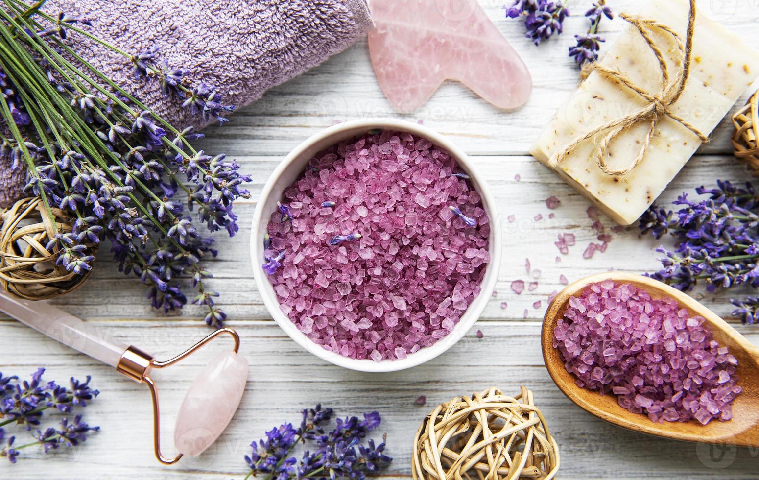 cosmetico termale biologico naturale con lavanda. foto