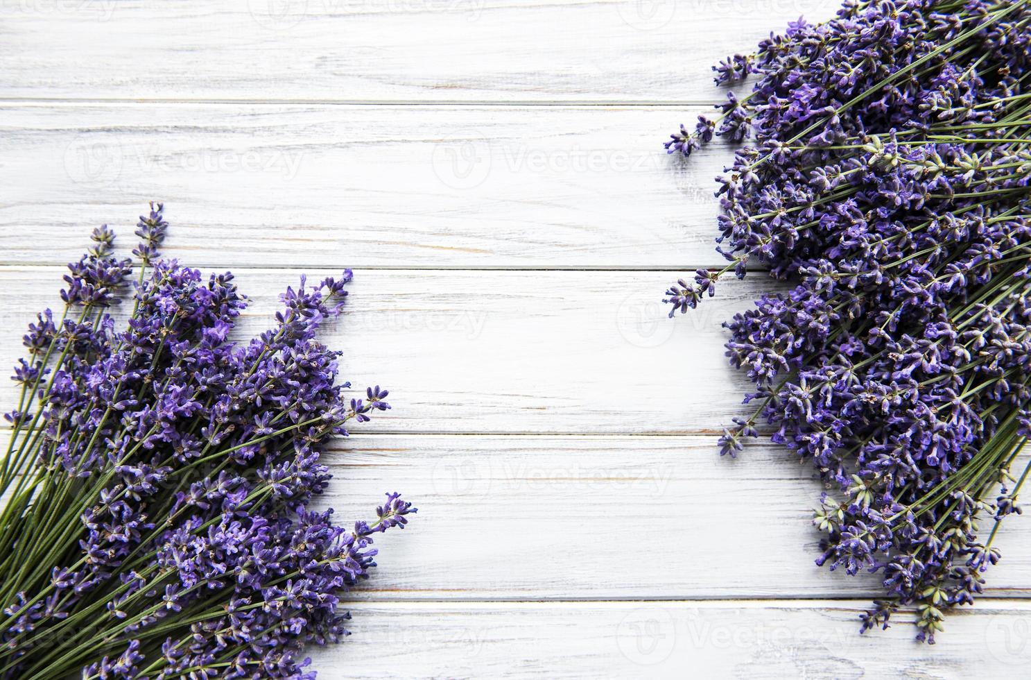 fiori freschi di bouquet di lavanda, vista dall'alto su sfondo di legno bianco foto