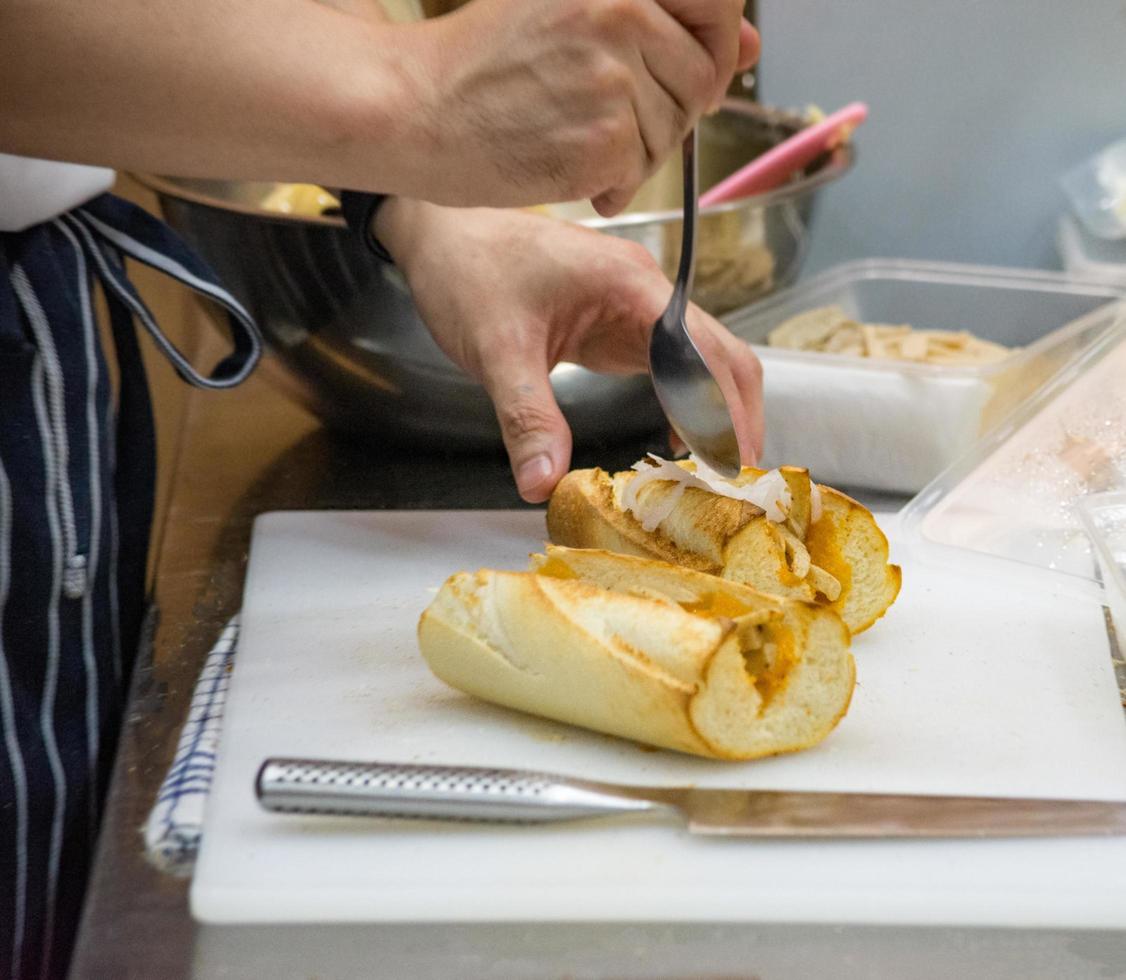 lo chef prepara il panino in cucina foto