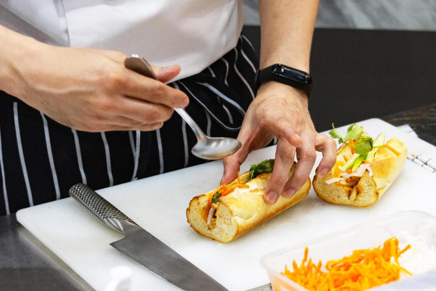 lo chef prepara il panino in cucina foto