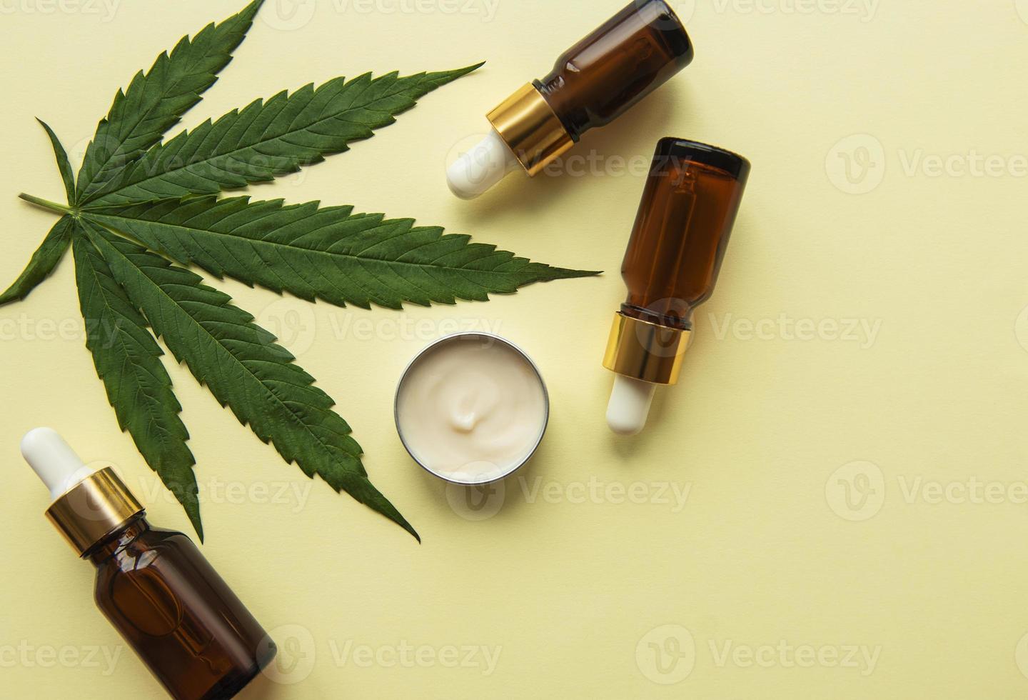 olio di cbd, tintura di canapa, prodotto cosmetico alla cannabis per la cura della pelle. foto