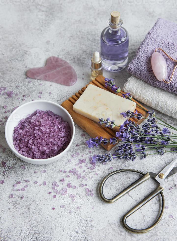 cosmetico alle erbe naturali con fiori di lavanda foto