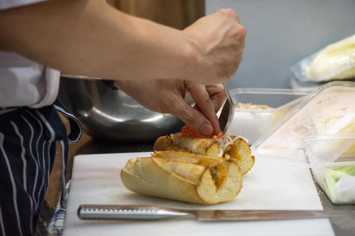 lo chef prepara il panino in cucina foto