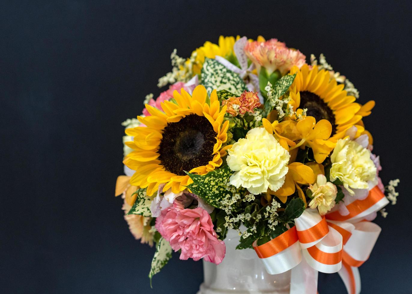 bellissimo mazzo di fiori colorati, composizione floreale foto