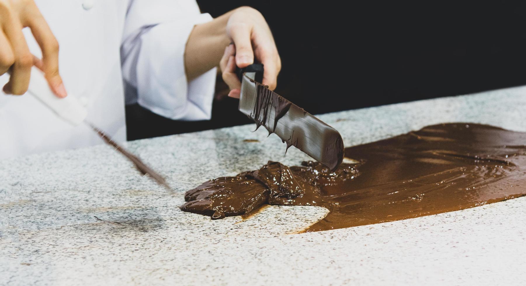 glassa al cioccolato fondente, fare il fondente al cioccolato foto