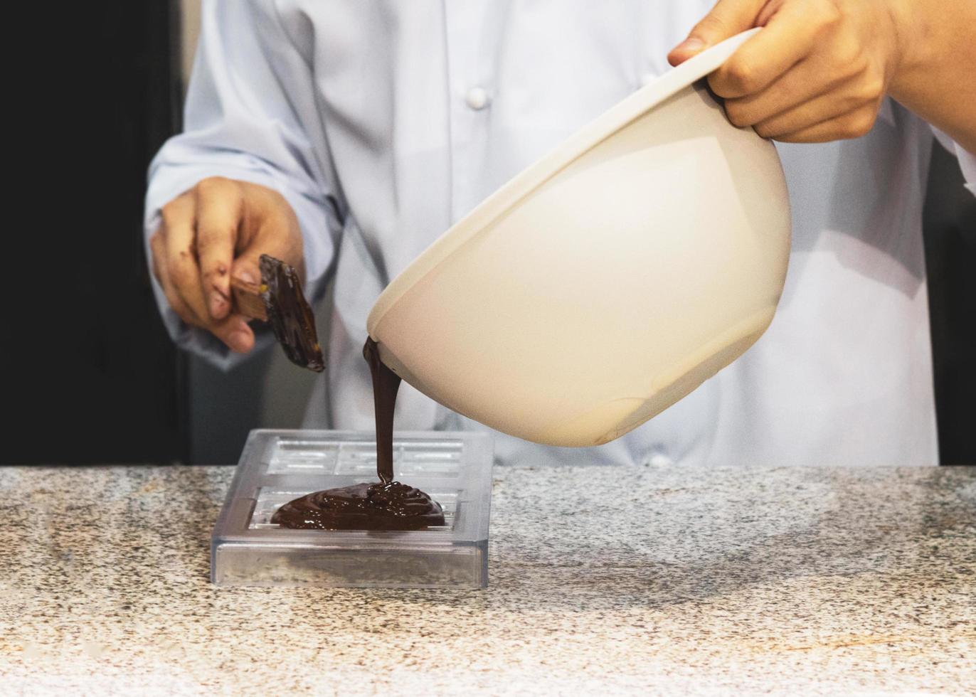 glassa al cioccolato fondente, fare il fondente al cioccolato foto