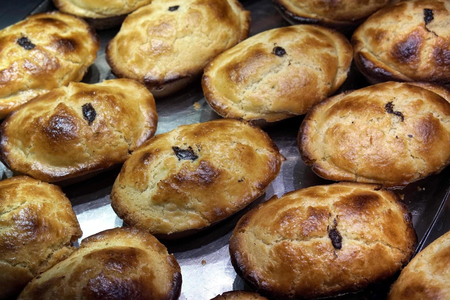 tradizionale in puglia tipo di pasticceria italiana ripiena, pasticciotto foto