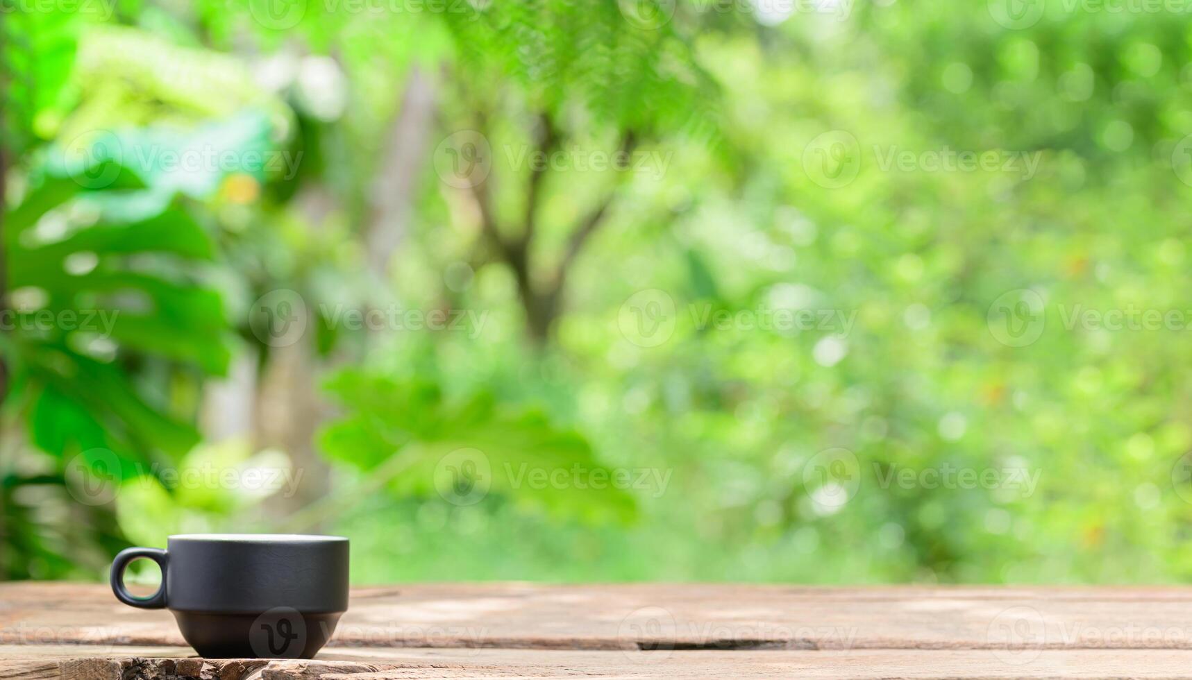 tazza di caffè sul tavolo di legno foto