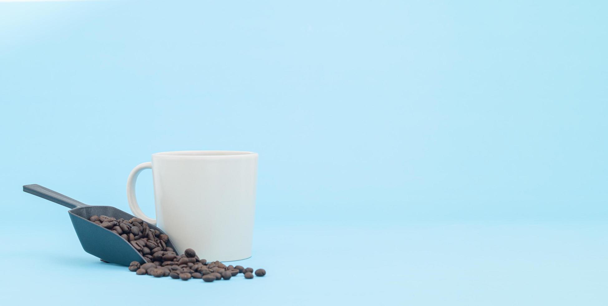 chicchi di caffè tazza di caffè bevanda energetica foto