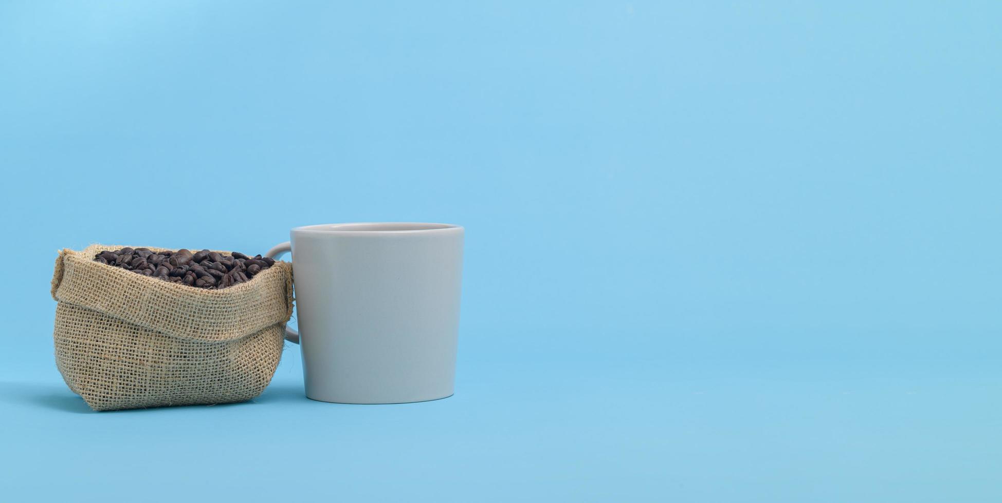 chicchi di caffè tazza di caffè bevanda energetica foto