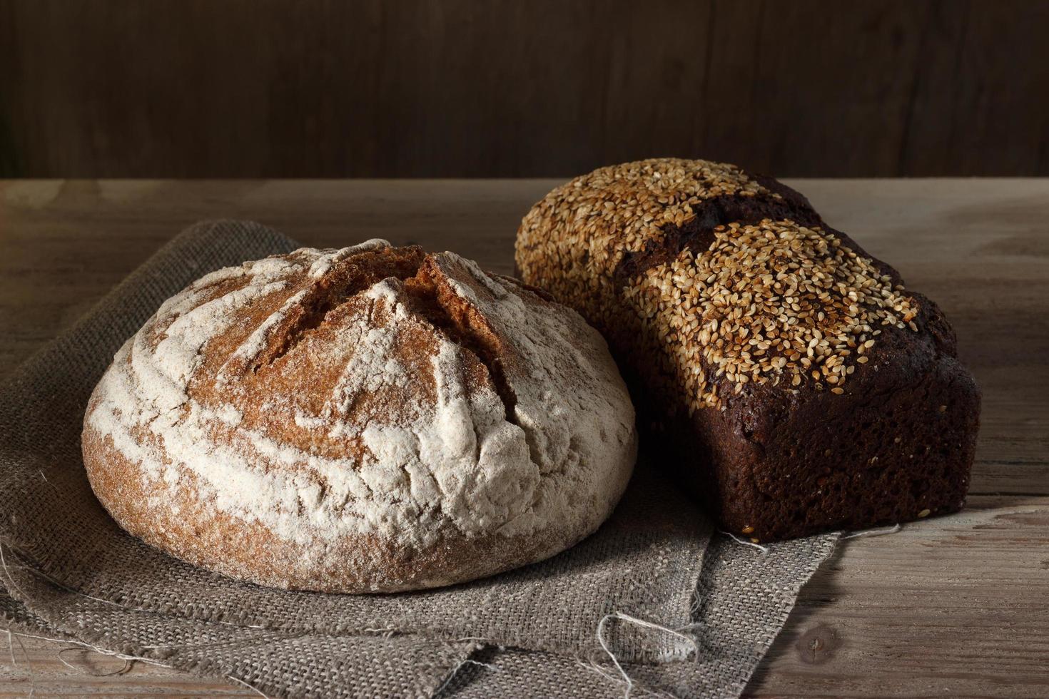 pane quadrato rotondo e nero e fondo in legno foto