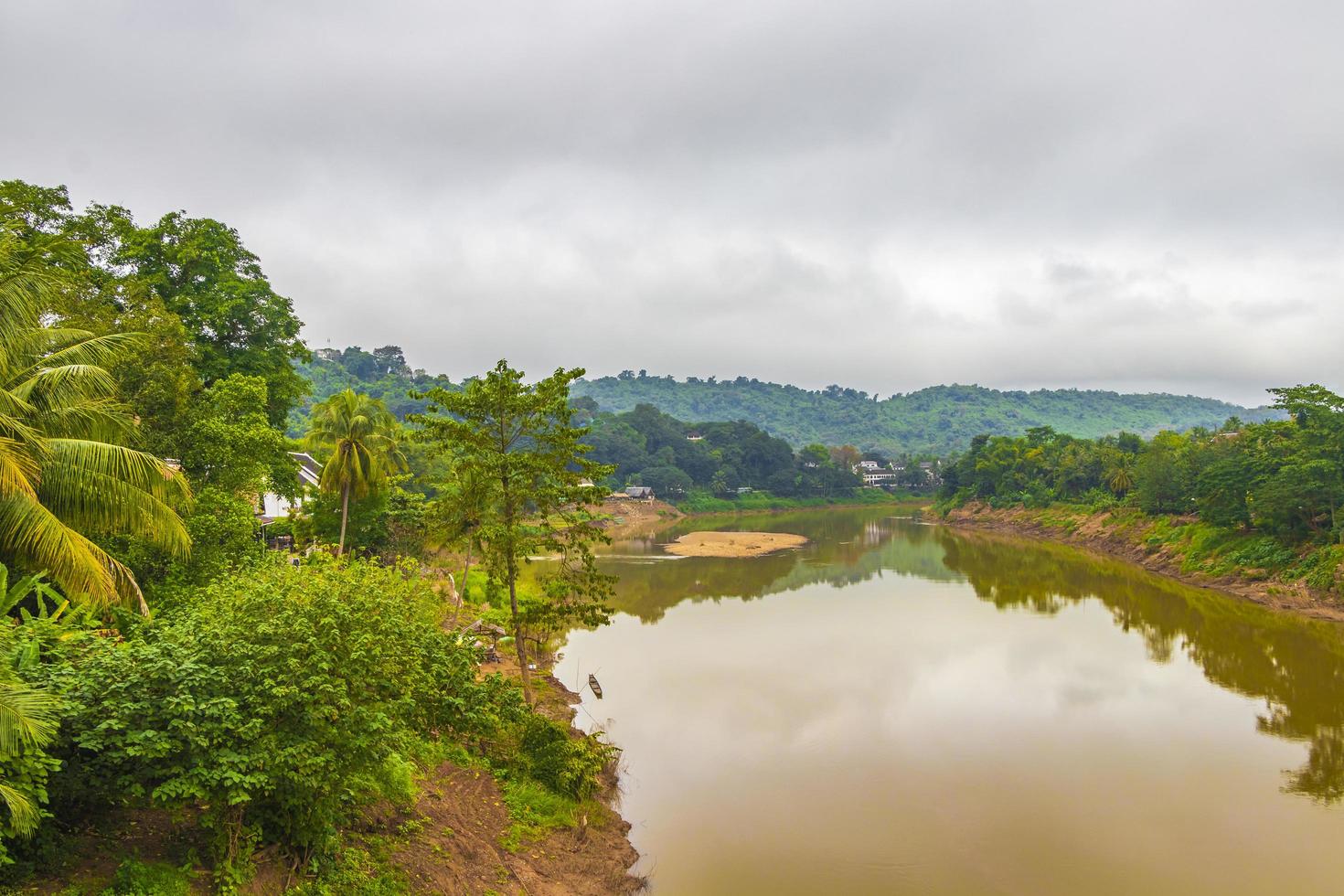 città di luang prabang in laos panorama del paesaggio con il fiume mekong. foto