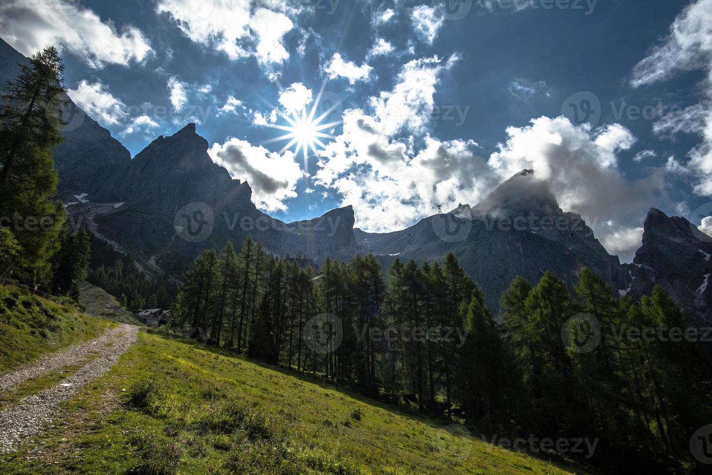 Le nuvole circondano le bellissime dolomiti intorno a san martino di castrozza e passo rolle, trento, italia foto