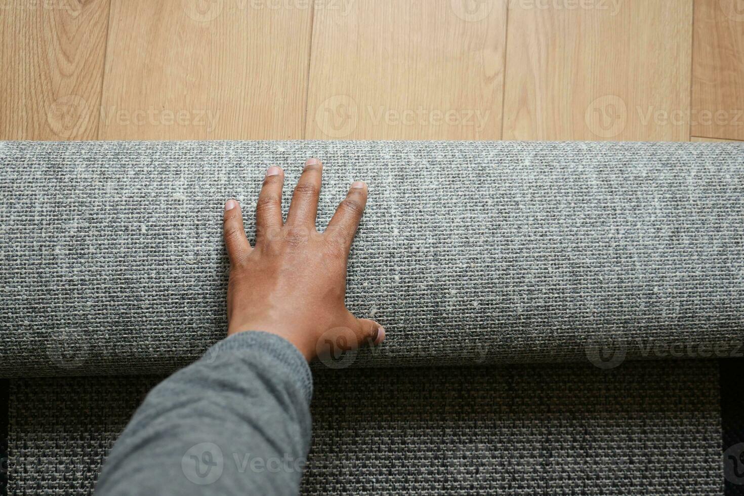 superiore Visualizza di uomini rotolamento su nuovo tappeto. foto