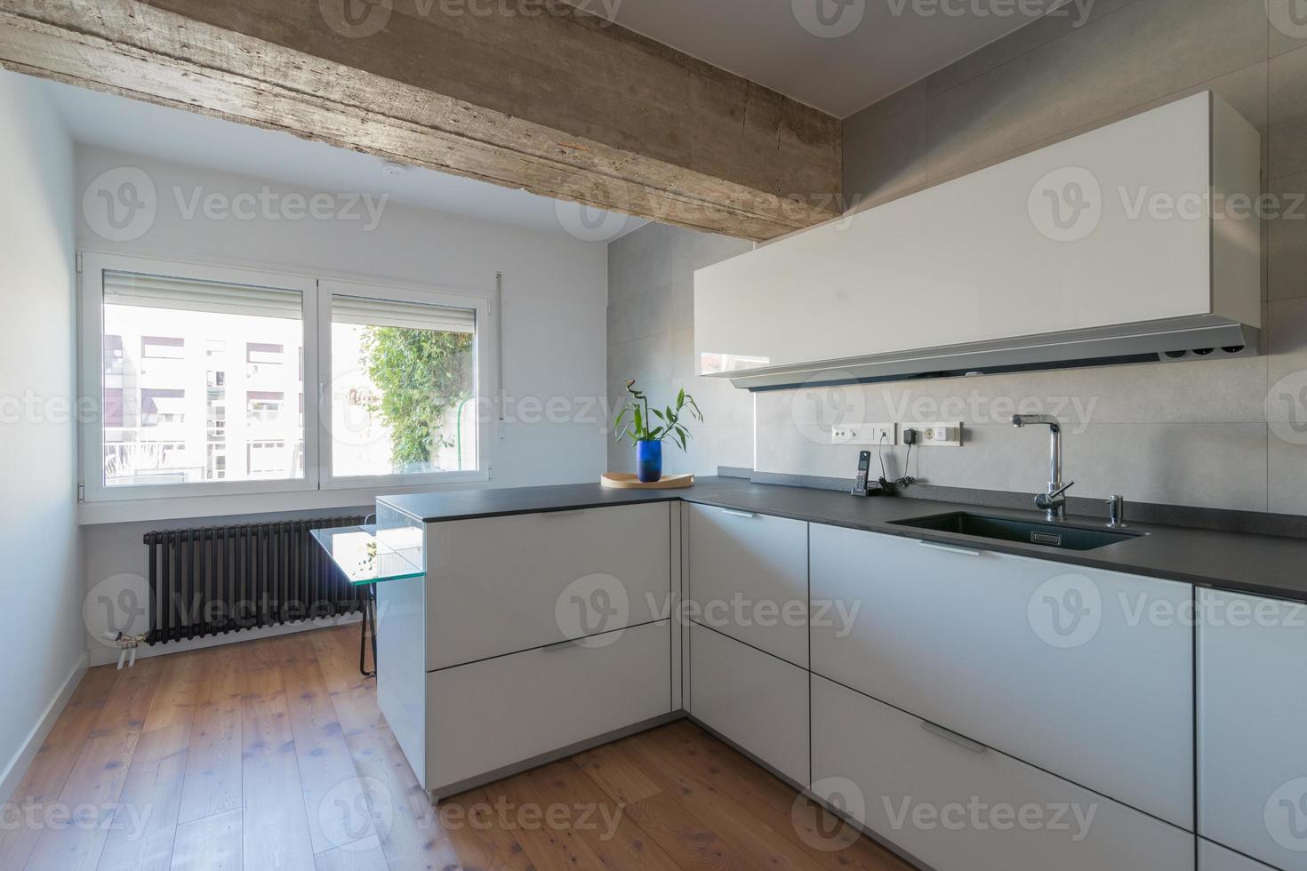 bella cucina bianca con una grande finestra foto