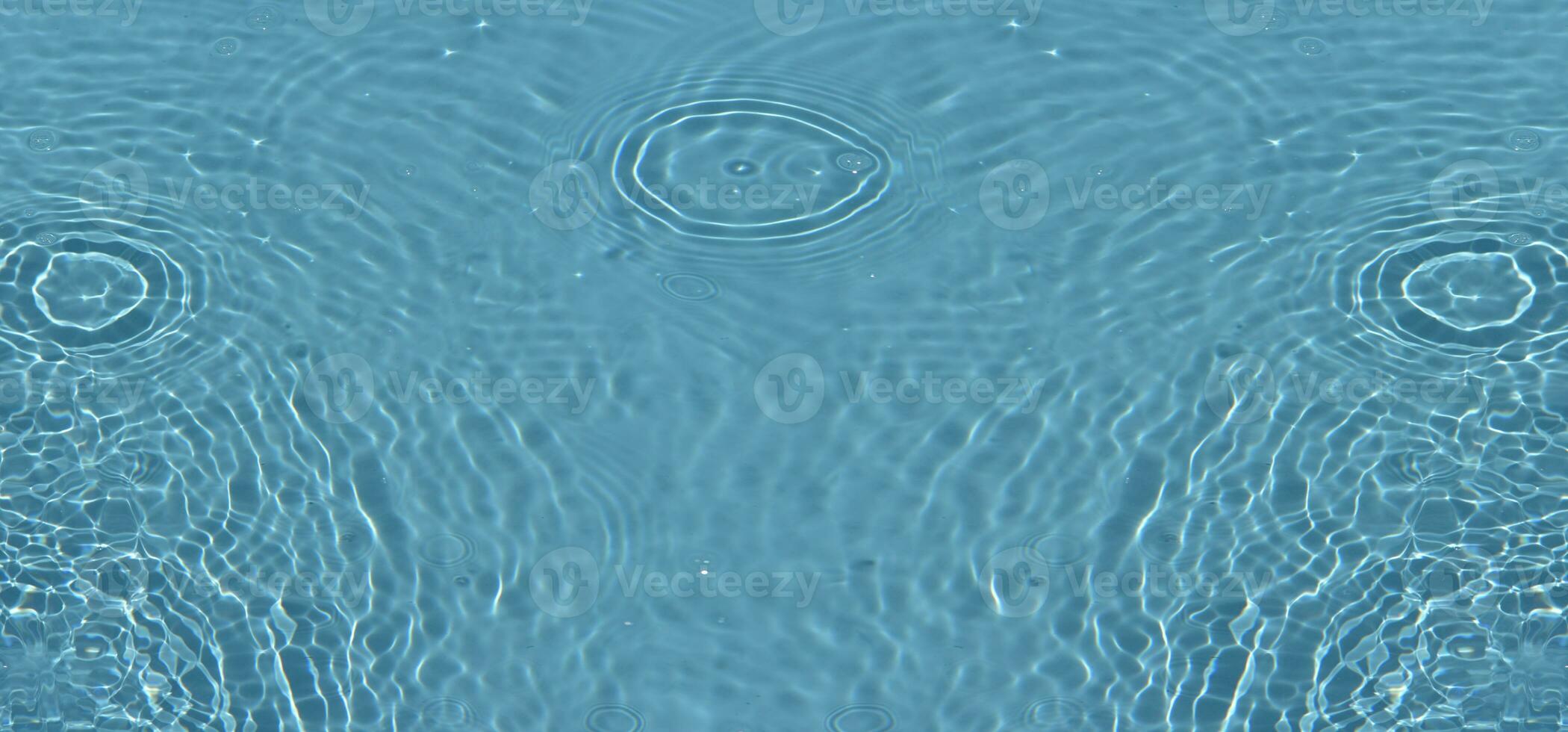 defocus sfocato trasparente blu colorato chiaro calma acqua superficie struttura con spruzzi riflessione. di moda astratto natura sfondo. acqua onde nel luce del sole con copia spazio. blu acquerello splendore. foto