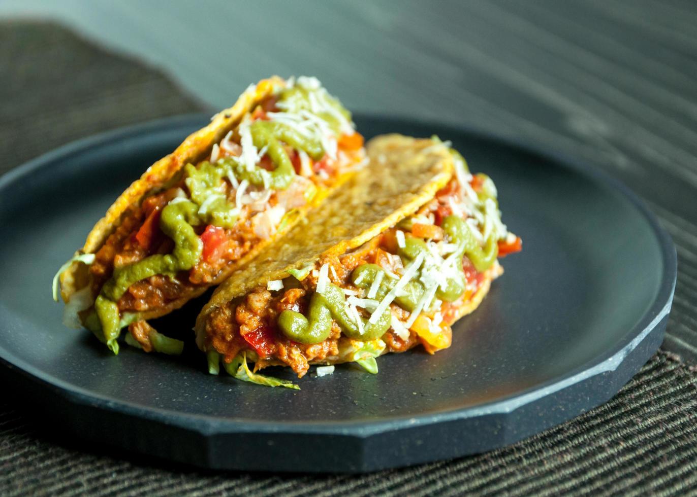 cibo messicano tacos tacos di manzo macinato conchiglie con insalata foto