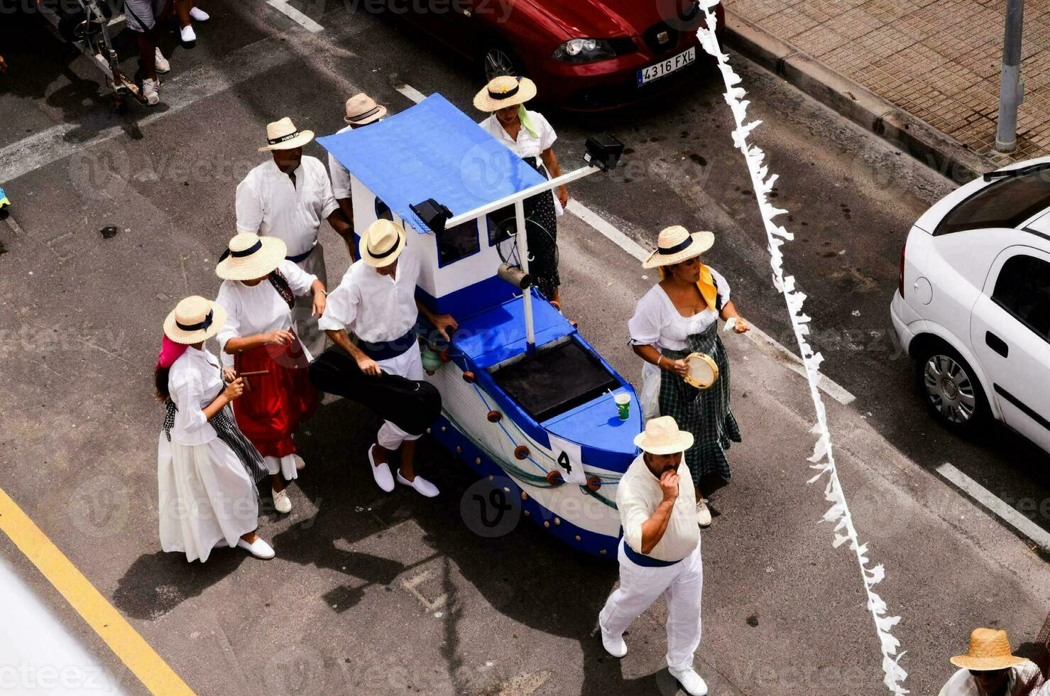 un' gruppo di persone a piedi Il prossimo per un' piccolo barca foto