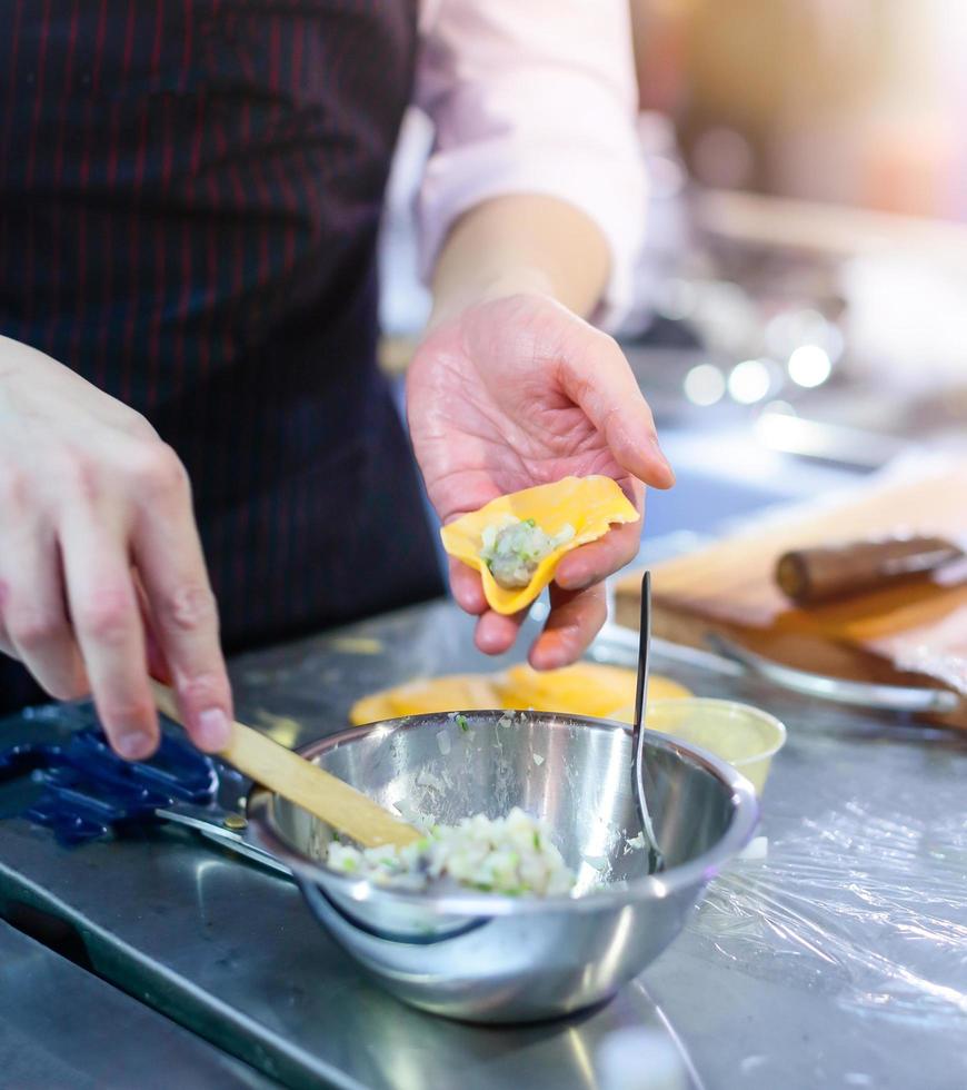 fare i tradizionali gnocchi di gyoza, fare i gyoza fatti in casa foto