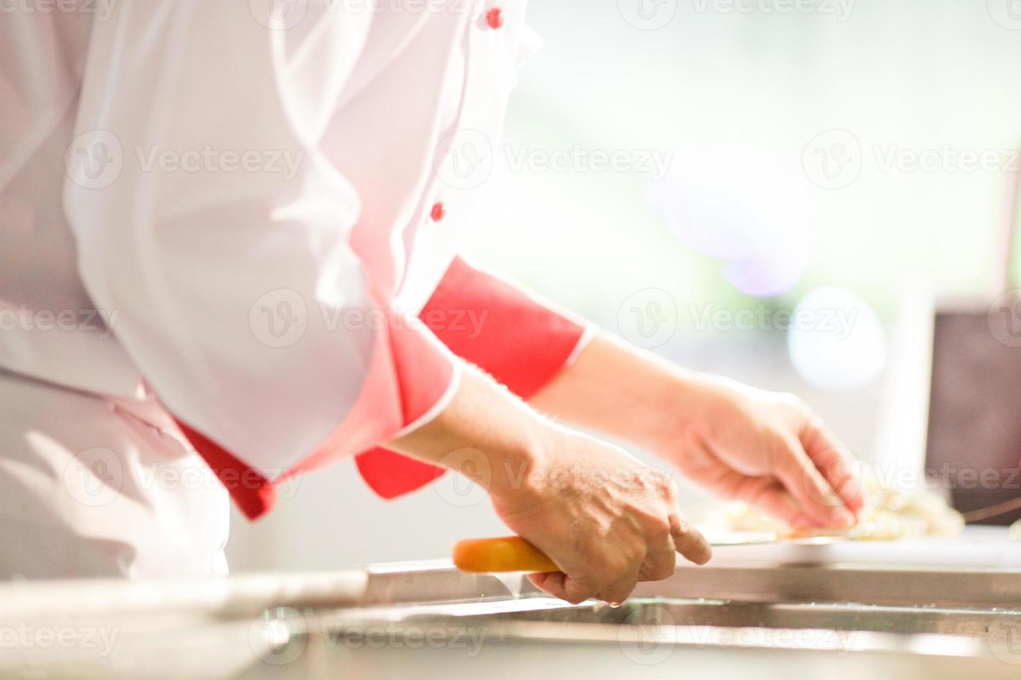 chef che prepara il cibo in cucina, chef che cucina, chef che decora il piatto foto