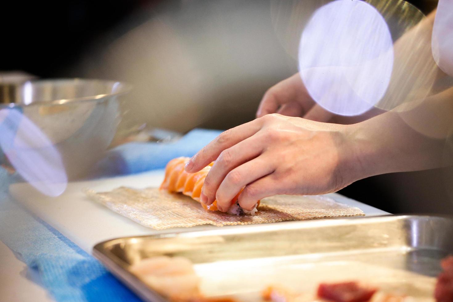 mani dello chef che preparano cibo giapponese, chef che prepara sushi foto