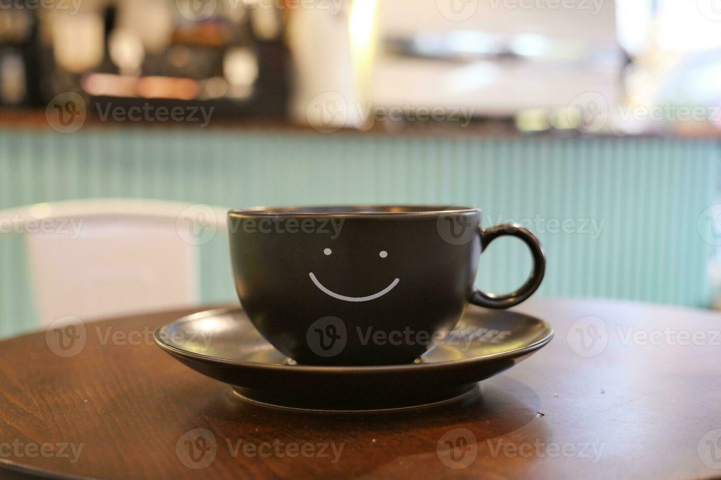 nero caffè tazza con Sorridi forma design su esso foto