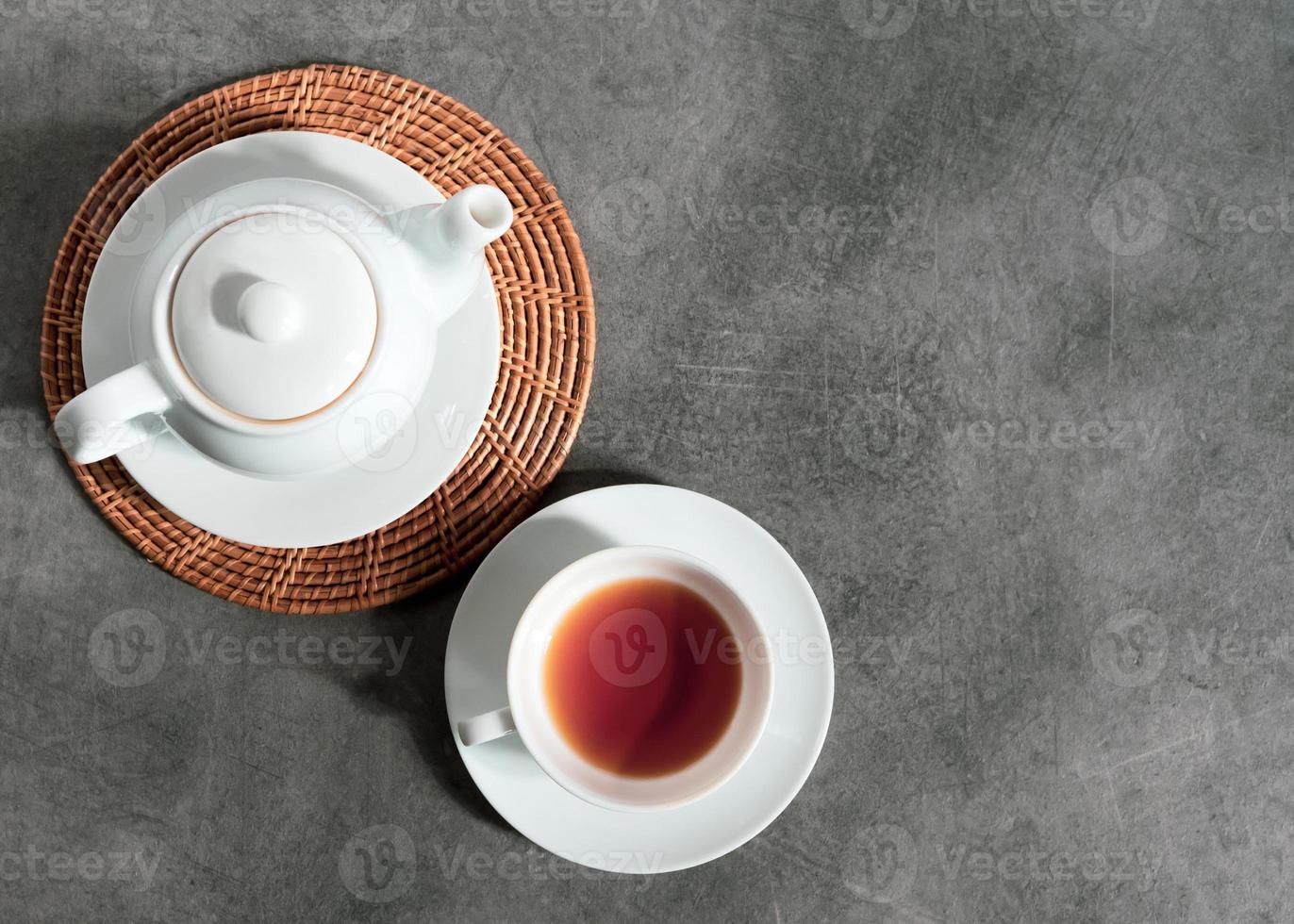 tazza da tè e teiera in porcellana bianca, servizio da tavola per il tè pomeridiano foto